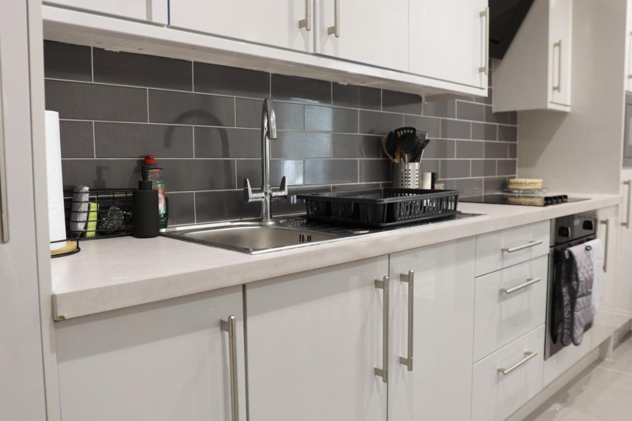 5 Bed Town House Within City Centre And Sleeps Up To 11 With Sky And Netflix Birmingham Exterior photo