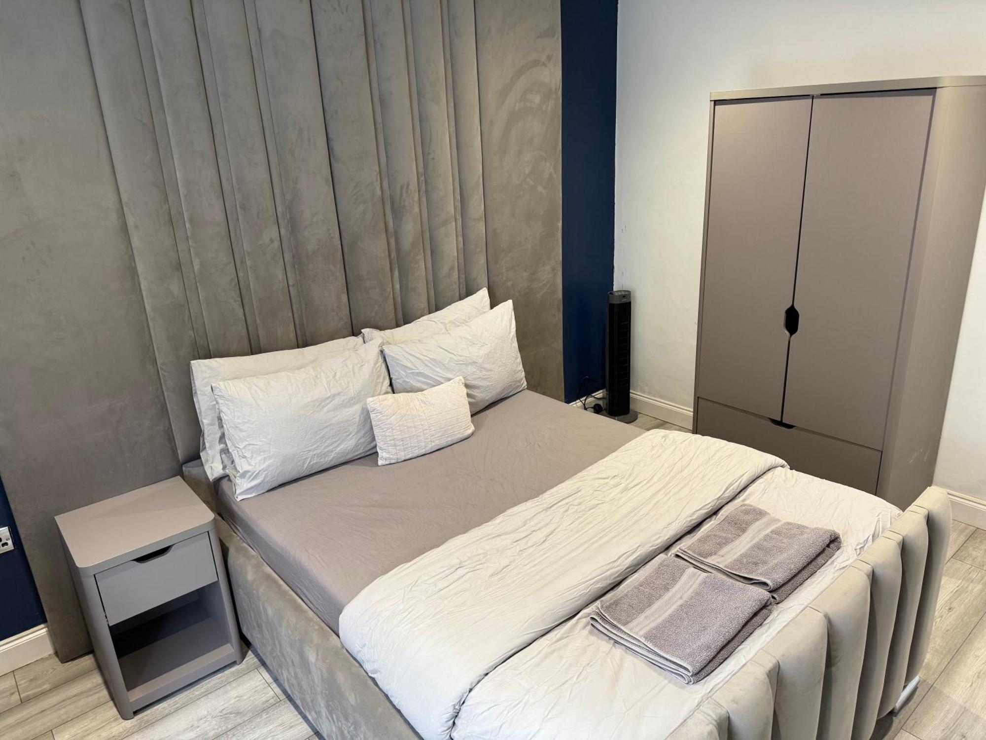 5 Bed Town House Within City Centre And Sleeps Up To 11 With Sky And Netflix Birmingham Exterior photo